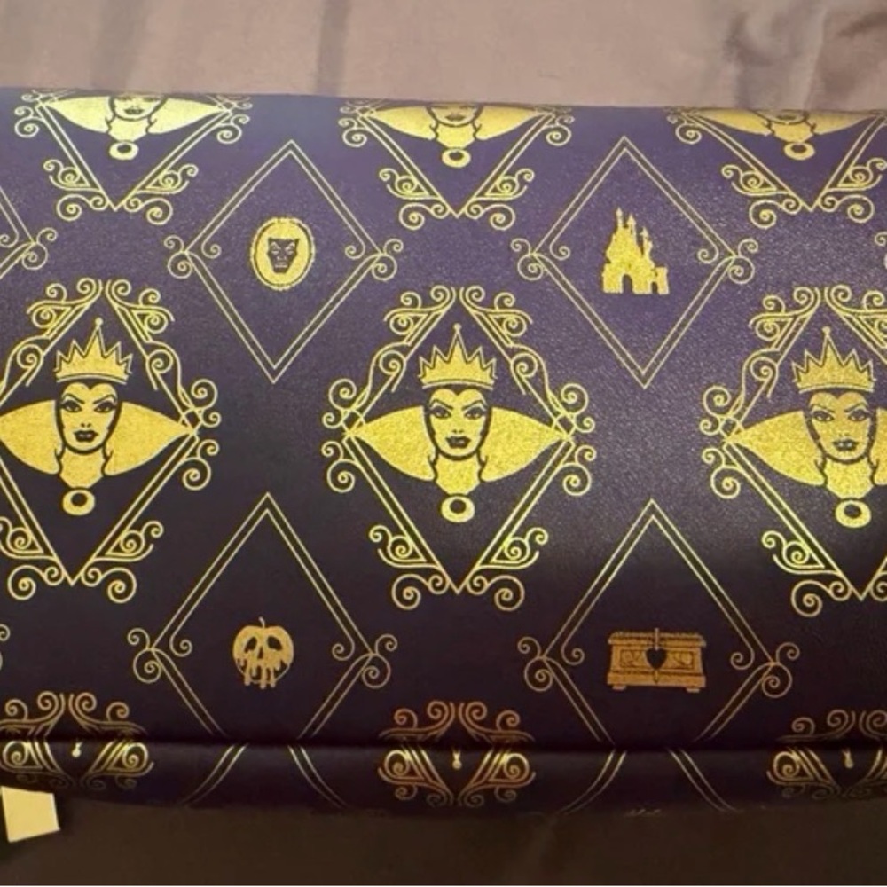 New with tag Disney Villains Evil queen cosmetic bag.
